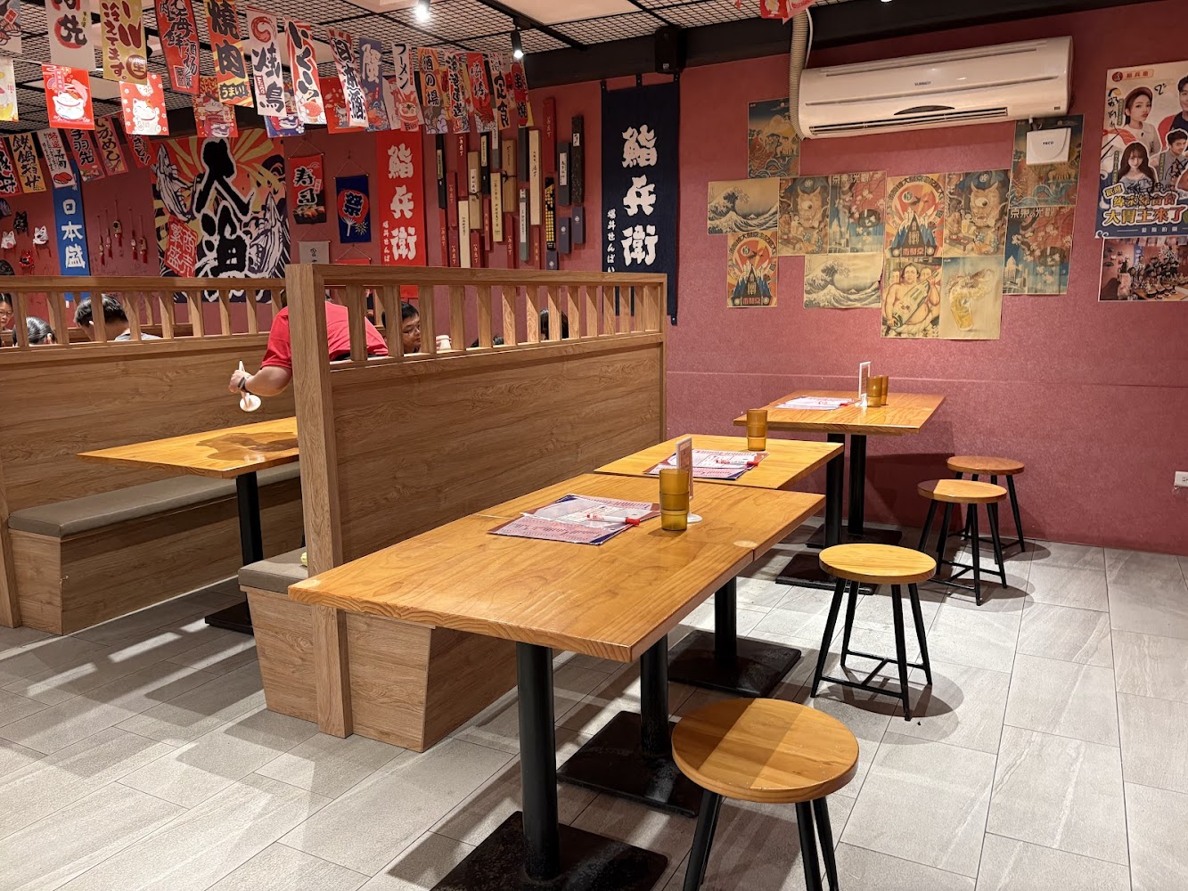 鮨兵衛用餐區木質桌椅與日式海報佈置