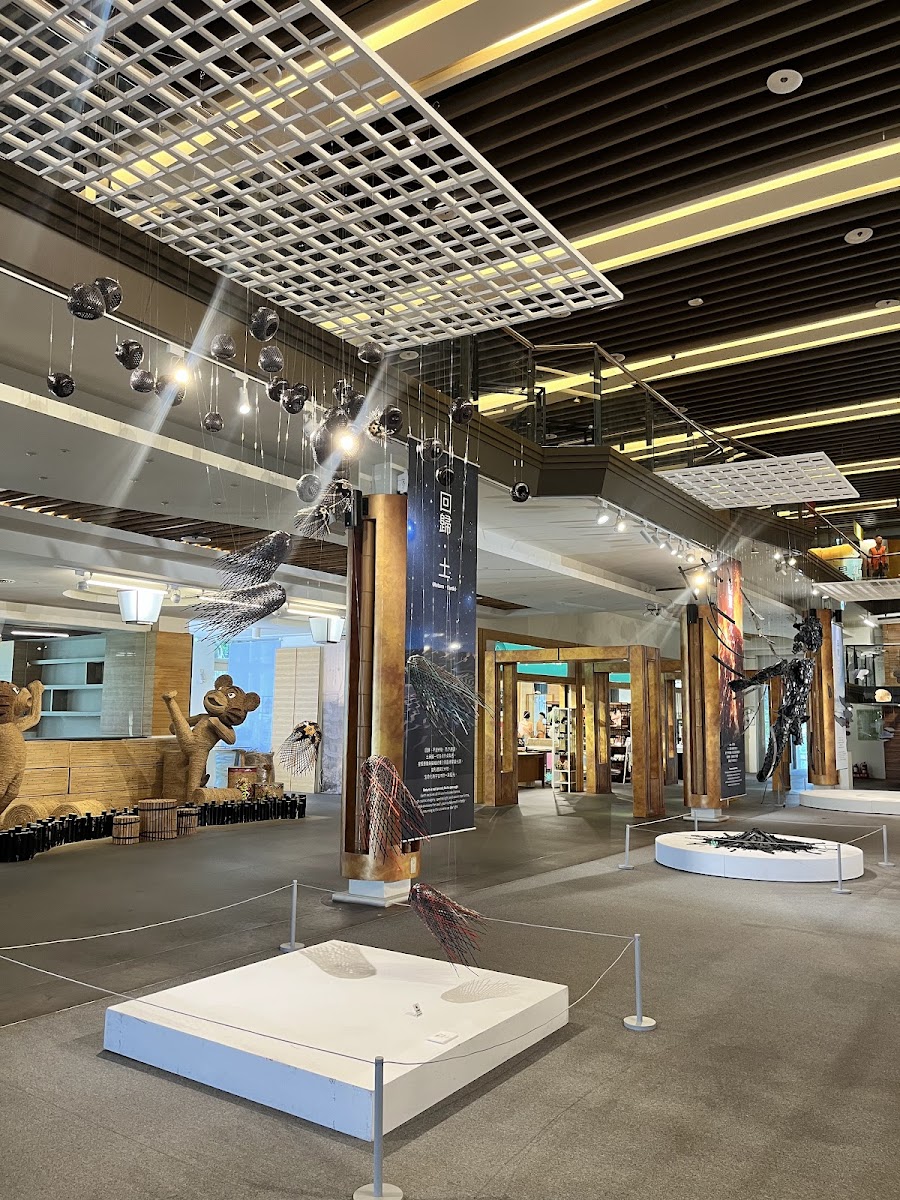 國立臺灣工藝研究發展中心室內展廳走廊,格子天花板與木柱裝飾