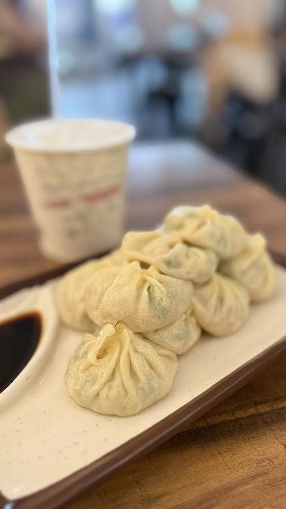 小籠包搭配醬油與飲料的桌面畫面