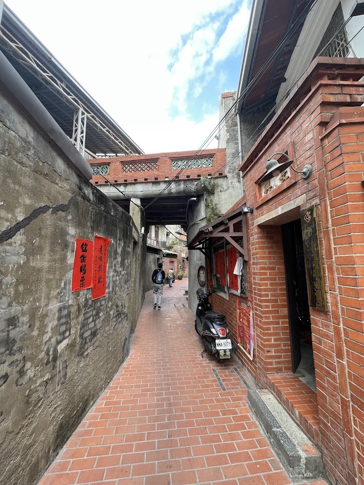 鹿港老街狹窄紅磚巷弄