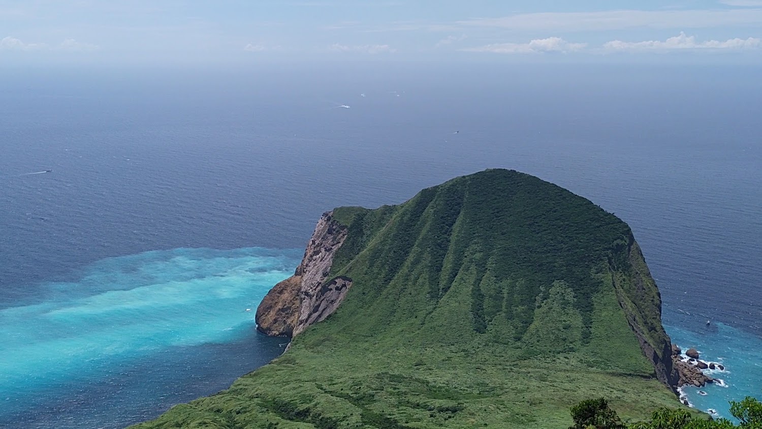 401高地觀看海蝕崖與綠色山嶼景觀