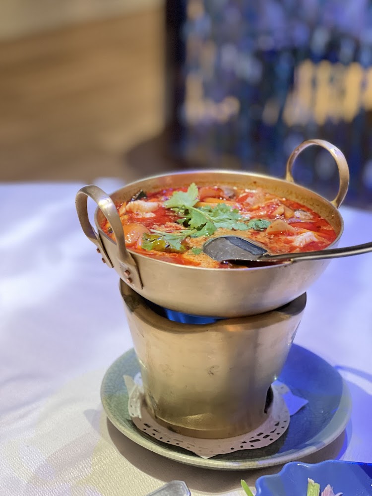 Thai&Thai泰式湯品,以銅鍋盛裝,內有香菜與蔬菜。