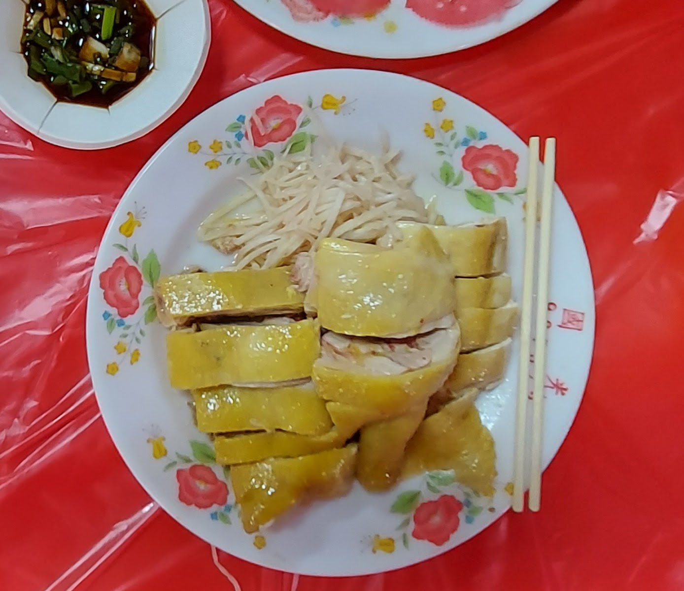 白斬土雞拼盤，花邊瓷盤，薑絲配菜，紅色桌布