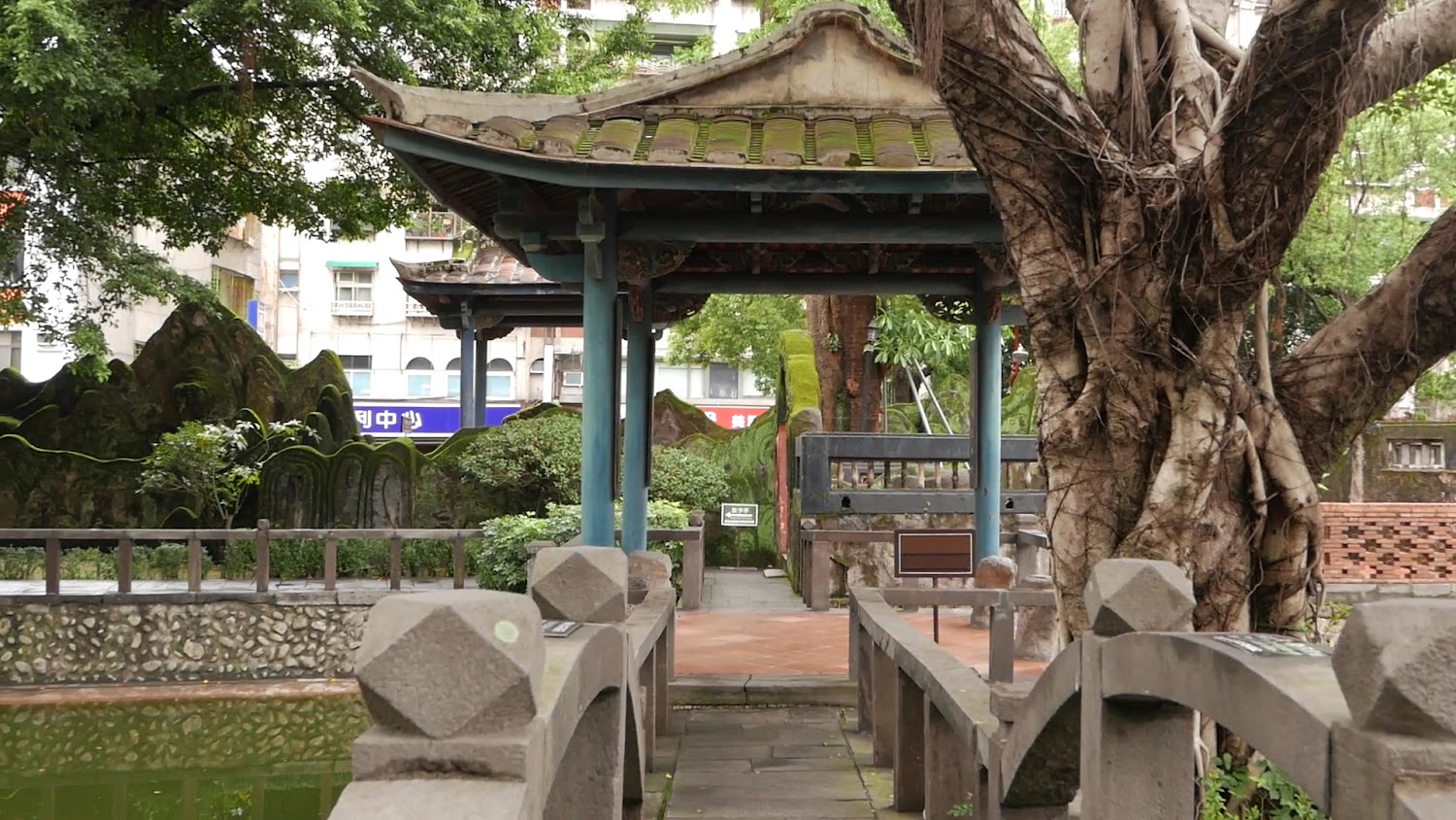 中式涼亭與池塘石橋