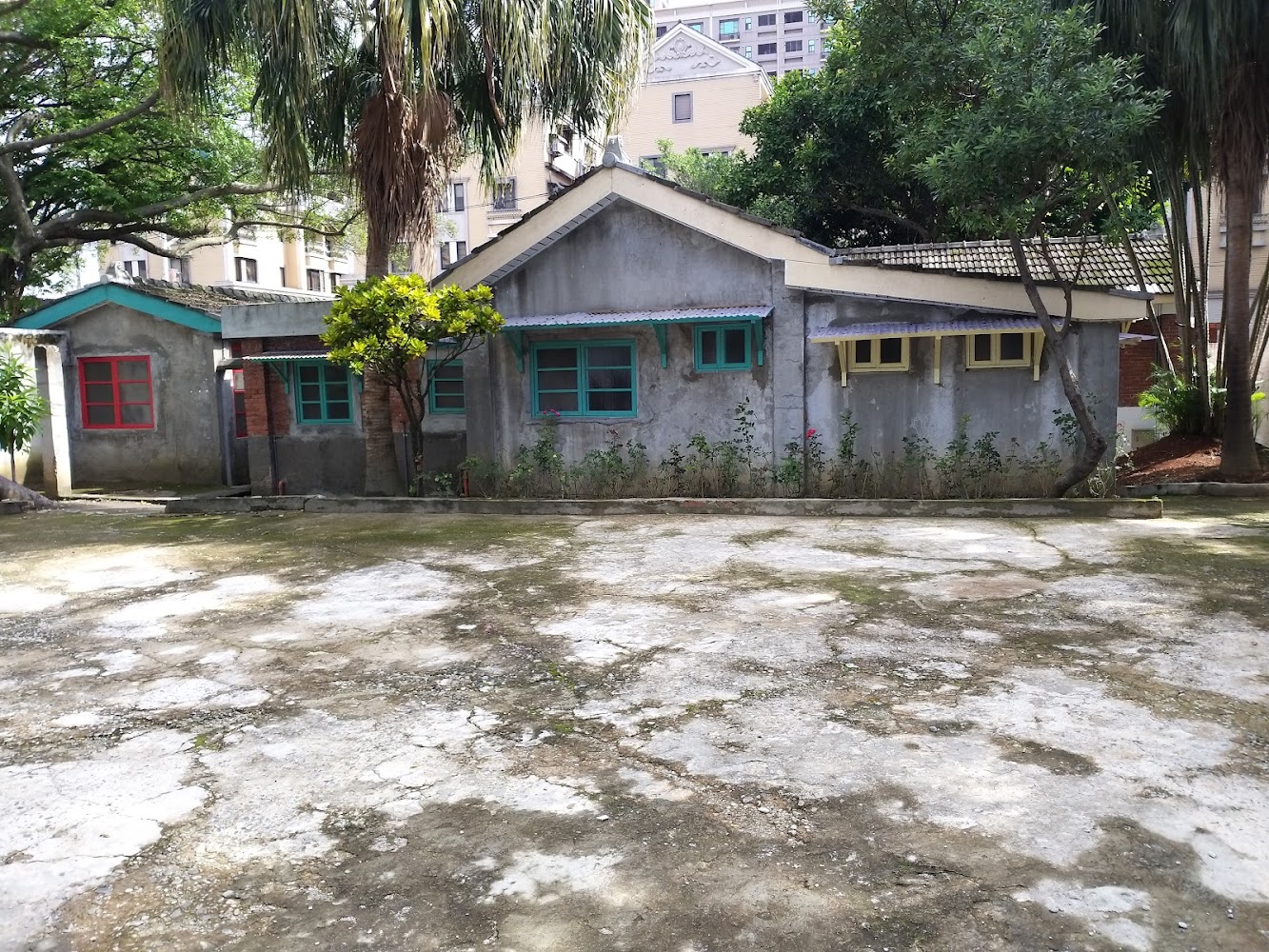 老式平房與彩色窗框空地