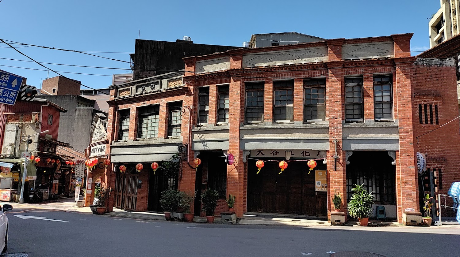 深坑老街紅磚建築與燈籠