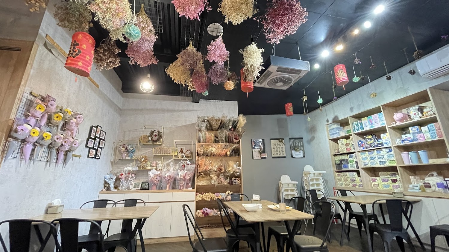 梁陳吉日店內乾燥花吊飾與溫馨用餐環境
