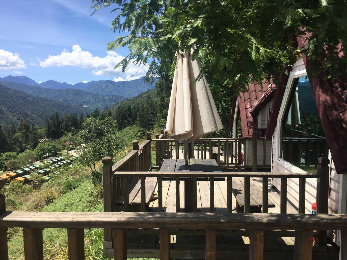 武陵農場露營木屋陽台俯瞰山景彩色木屋群