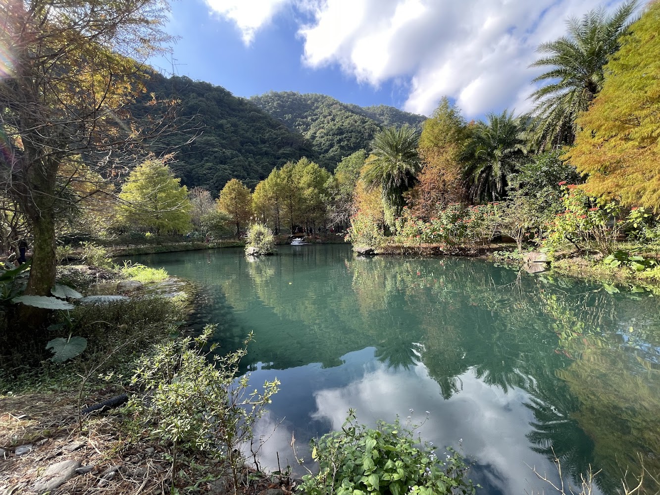 三層坪湖泊倒影與山丘景色