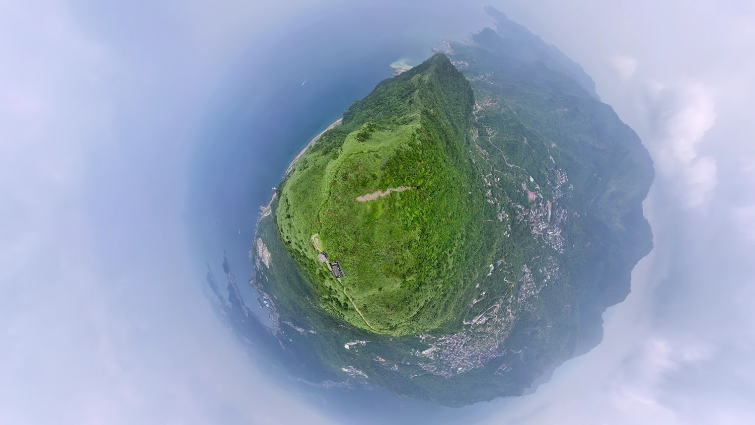 小行星視角空拍山林海岸聚落