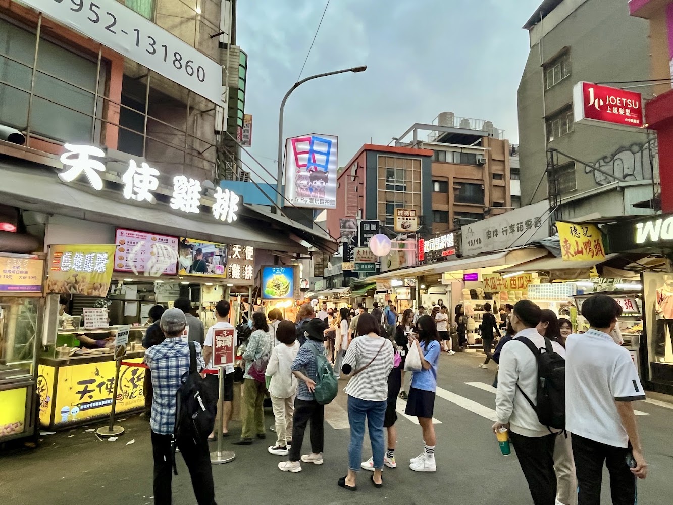 一中街夜市熱鬧街景，兩側攤販與排隊人潮呈現學生商圈氛圍