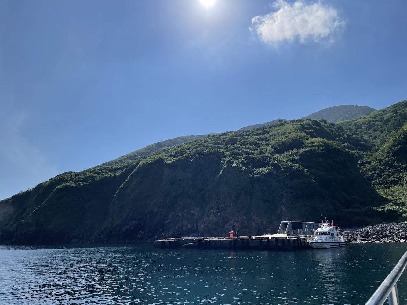 龜山島北岸碼頭山丘與藍海景觀