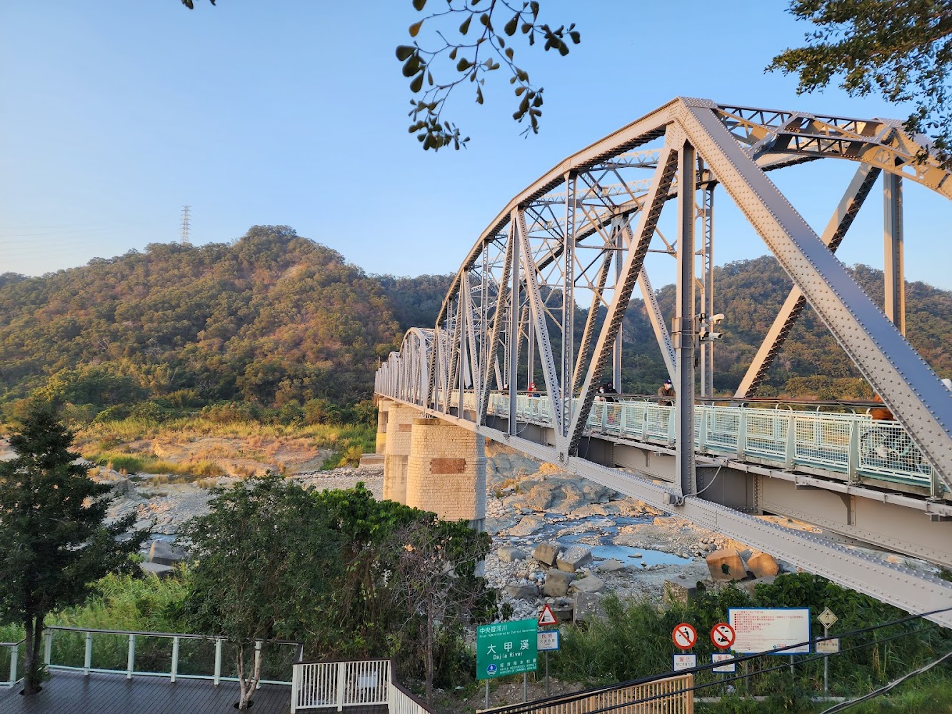 花梁鋼橋跨越大甲溪景觀