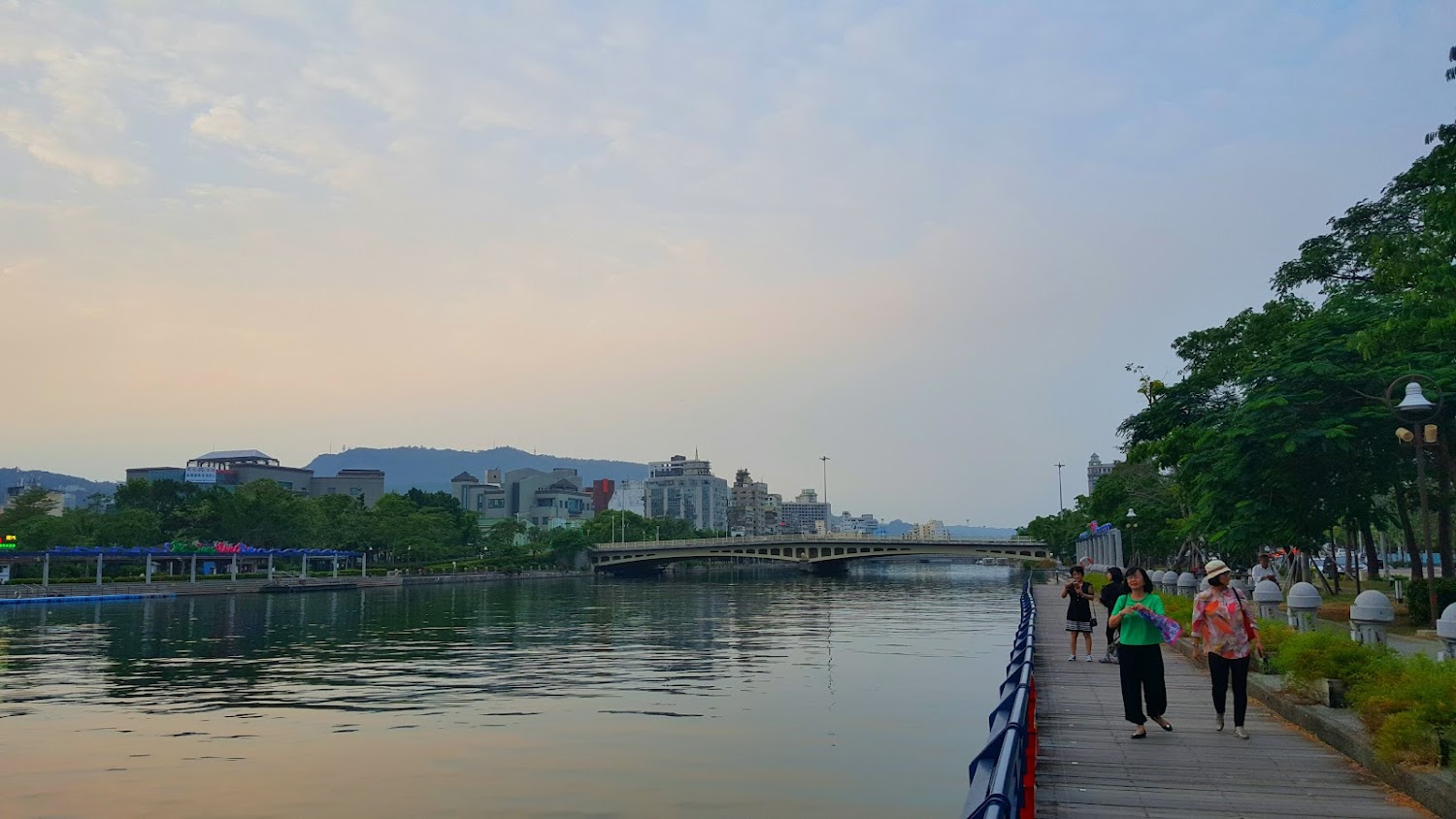 高雄河岸步道與遠方橋樑都市景色