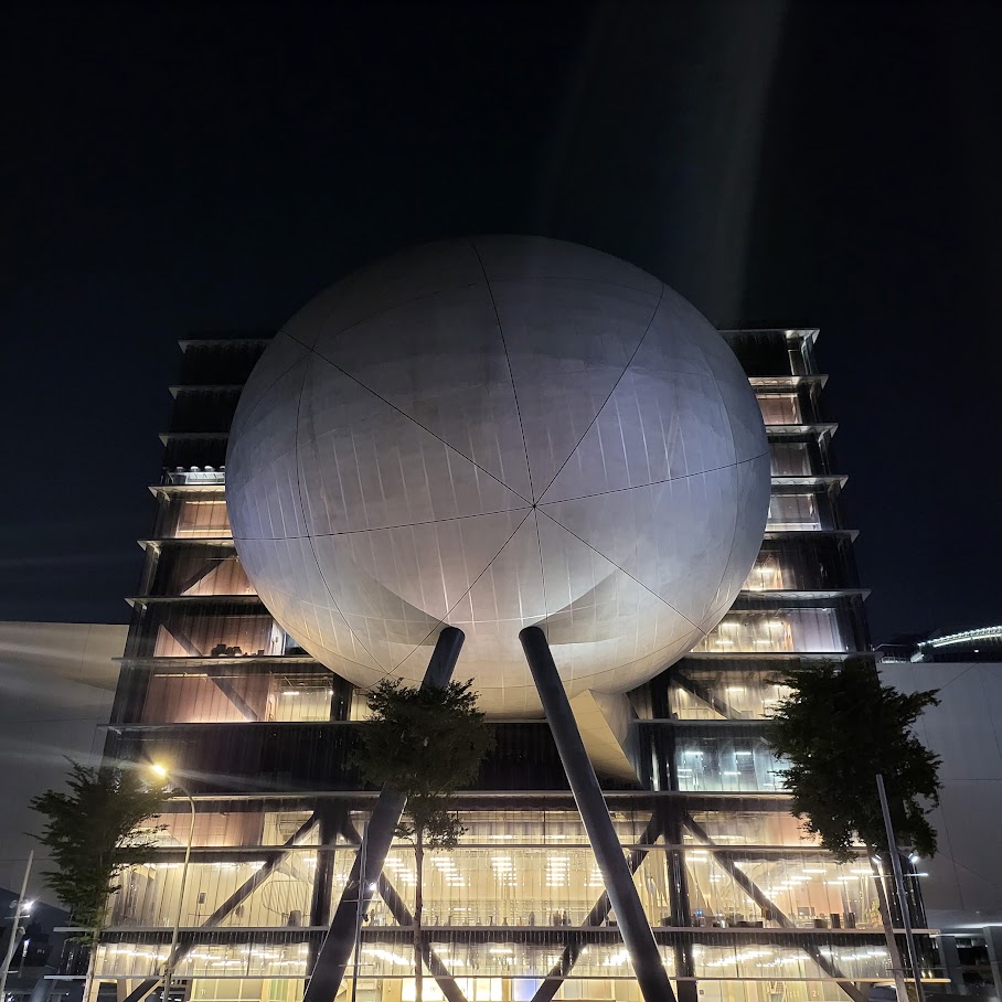 臺北表演藝術中心夜間建築外觀