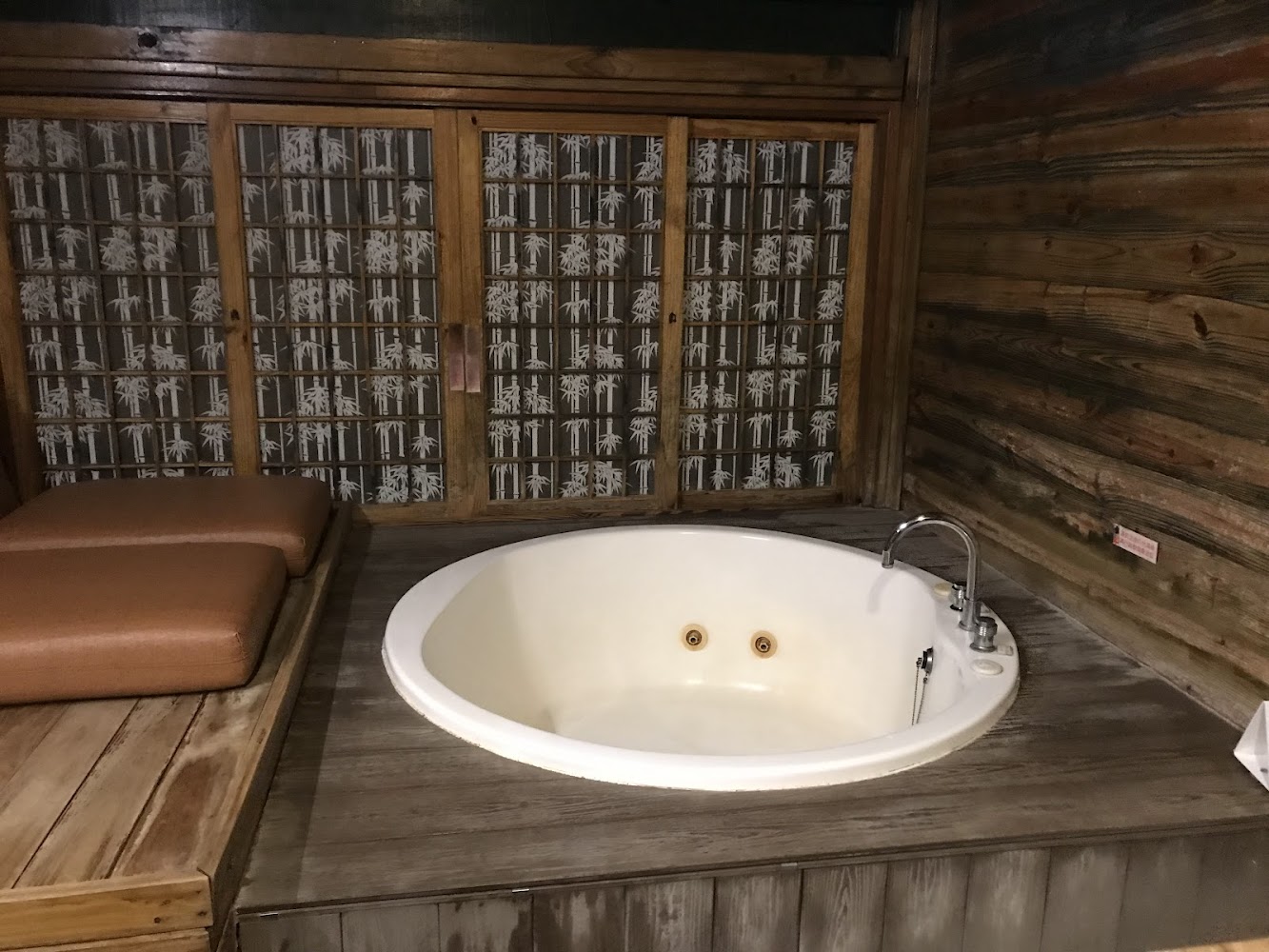 日式風格室內溫泉浴池