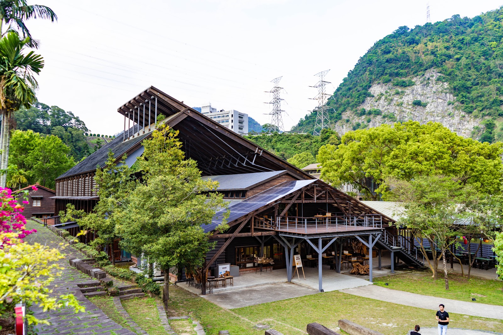 車埕木業展示館三角形木造建築外觀