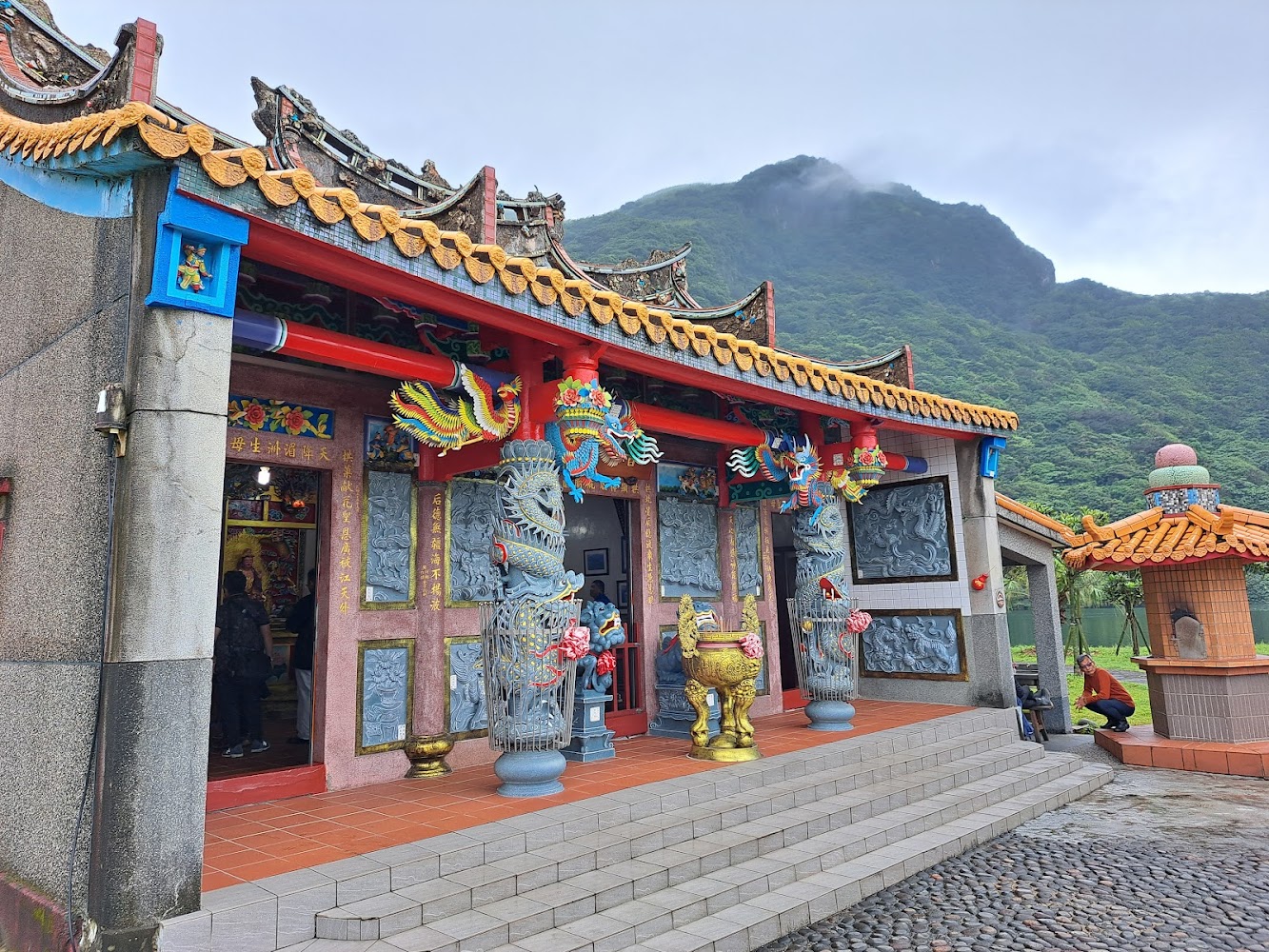 龜山島普陀巖廟埕與華麗屋脊