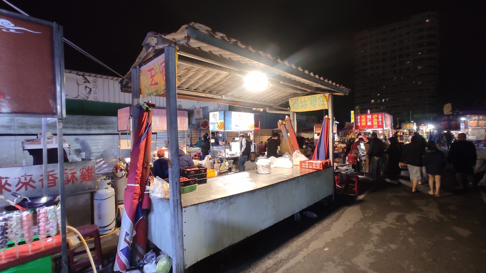 台南大東夜市攤位街景，來來香酥雞等攤位一字排開夜市人潮
