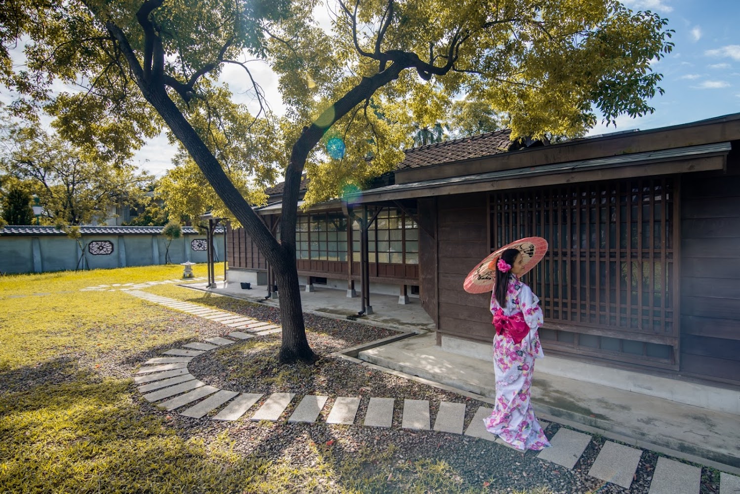 檜意森活村和服與日式木造建築場景
