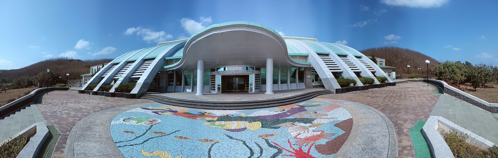 澎湖望安綠蠵龜觀光保育中心弧形玻璃帷幕展館建築外觀全景