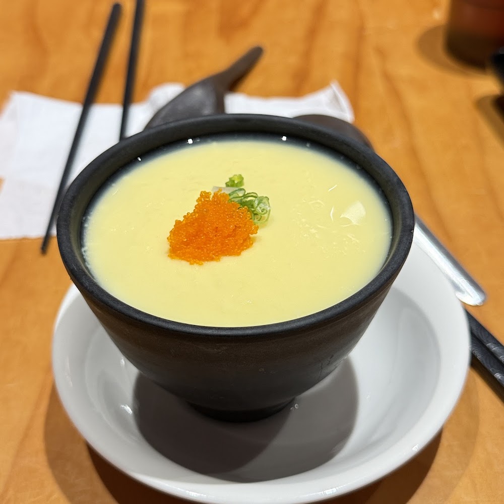 日式茶碗蒸,上有魚卵與蔥花