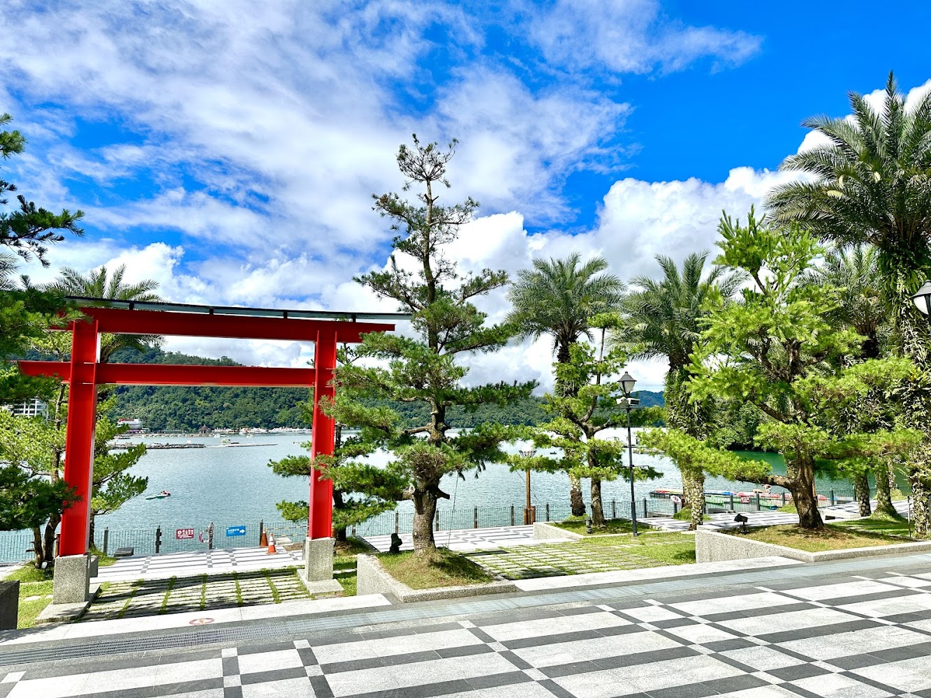 日月潭紅色鳥居與湖景