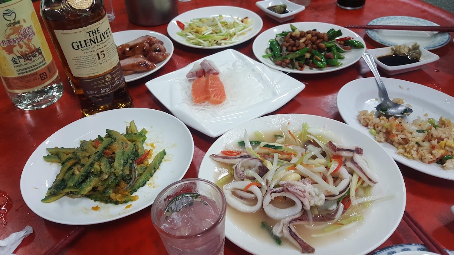 多樣台式海鮮熱炒與酒水的聚餐桌