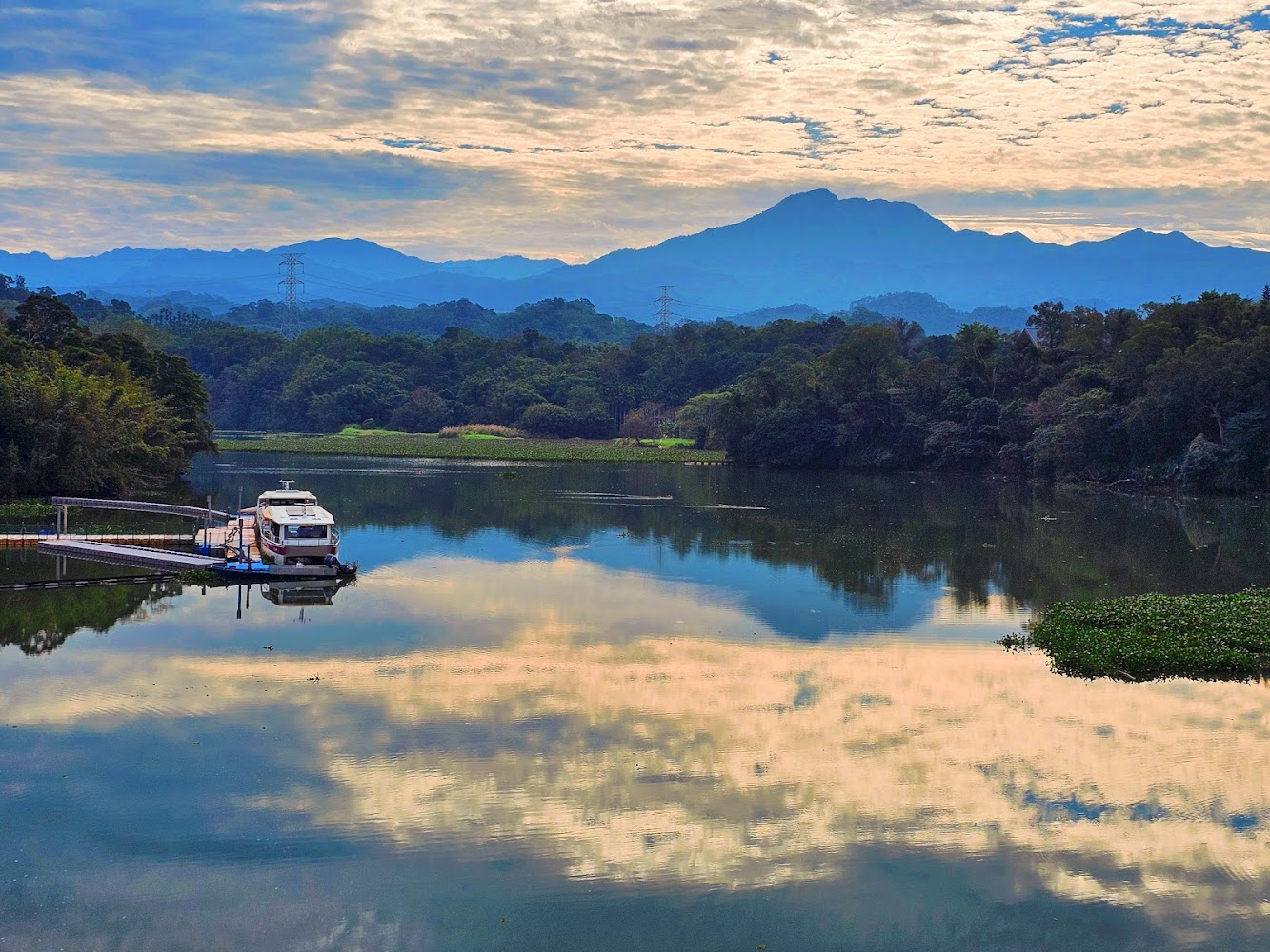 碼頭小船與湖面倒影遠方山景