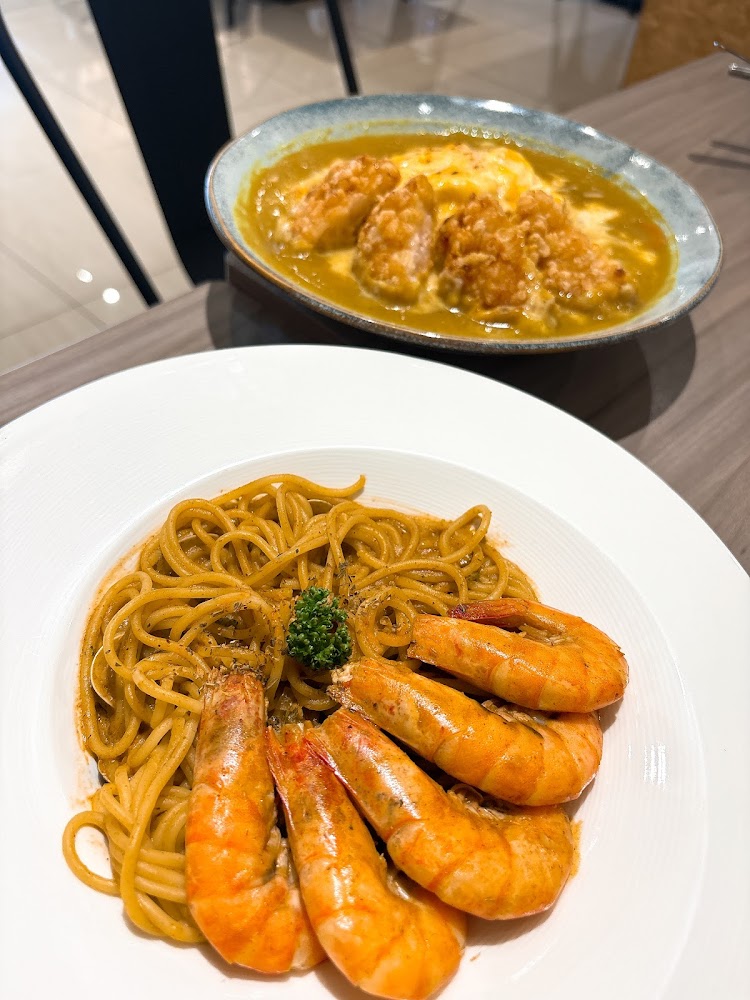 鮮蝦義大利麵與蛋包咖哩飯同時入鏡,餐點豐富