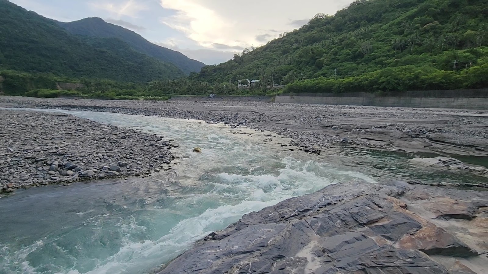 金崙溪翠藍溪水湍急流動,台東野溪溫泉景觀