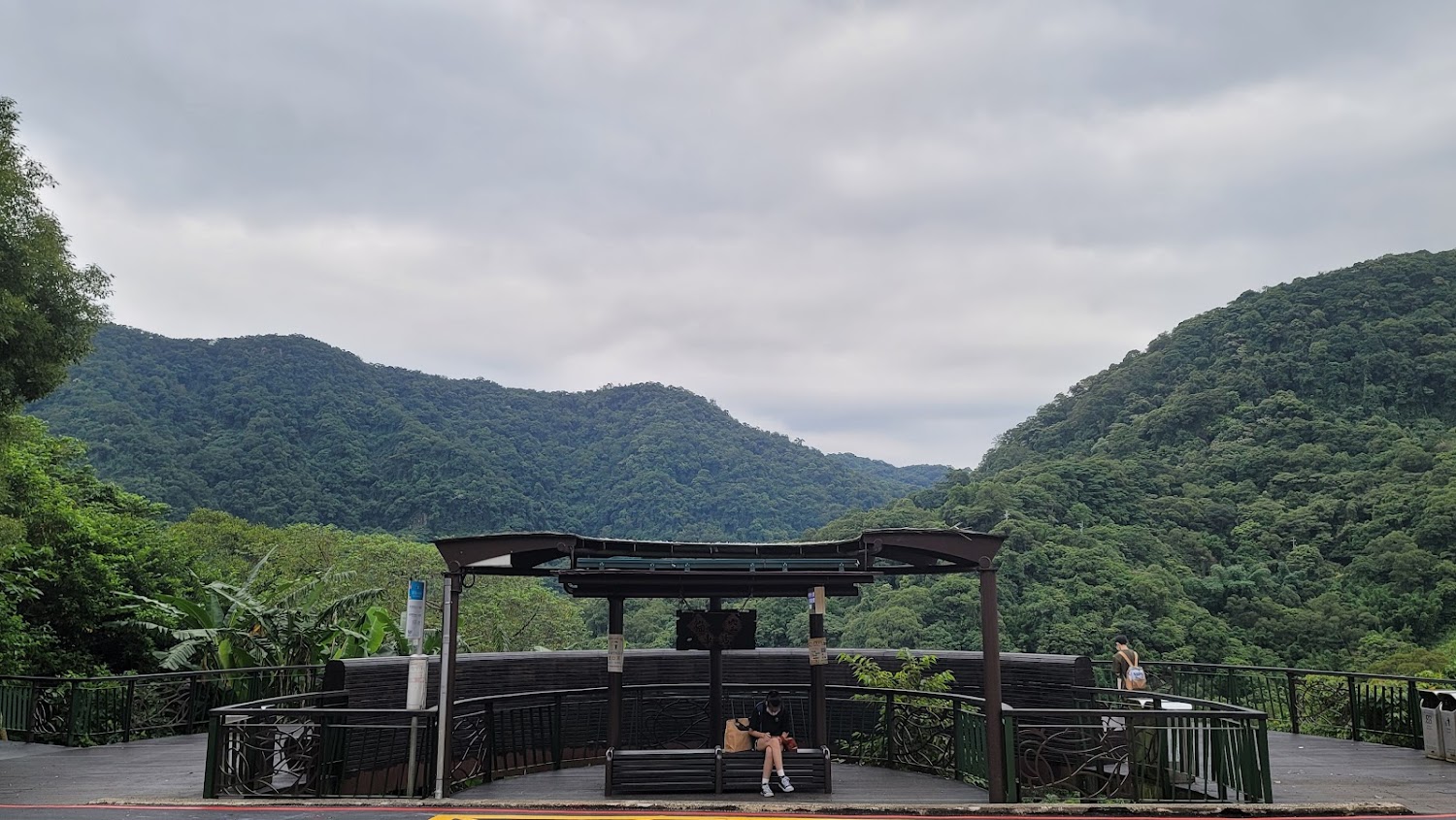 小天空步道休憩棚架與山景