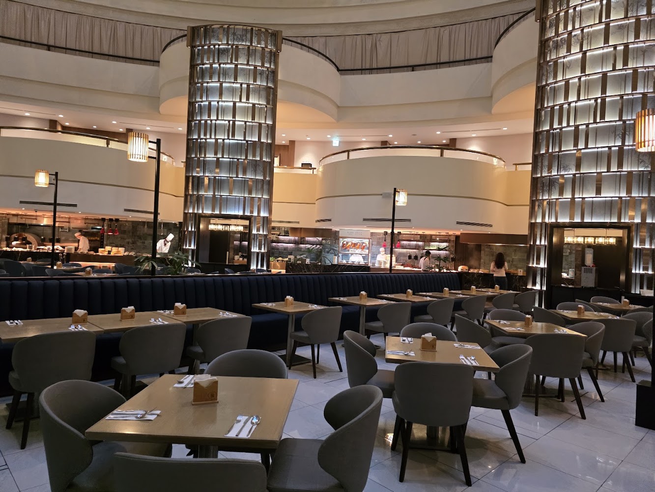 明亮寬敞的餐廳用餐區