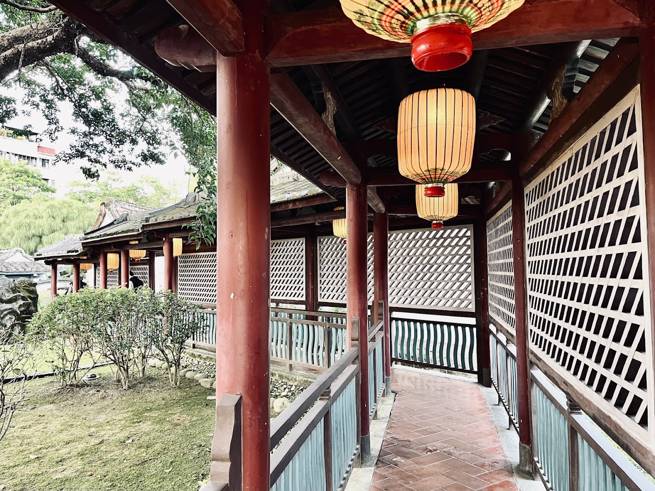 中式園林迴廊與花格牆