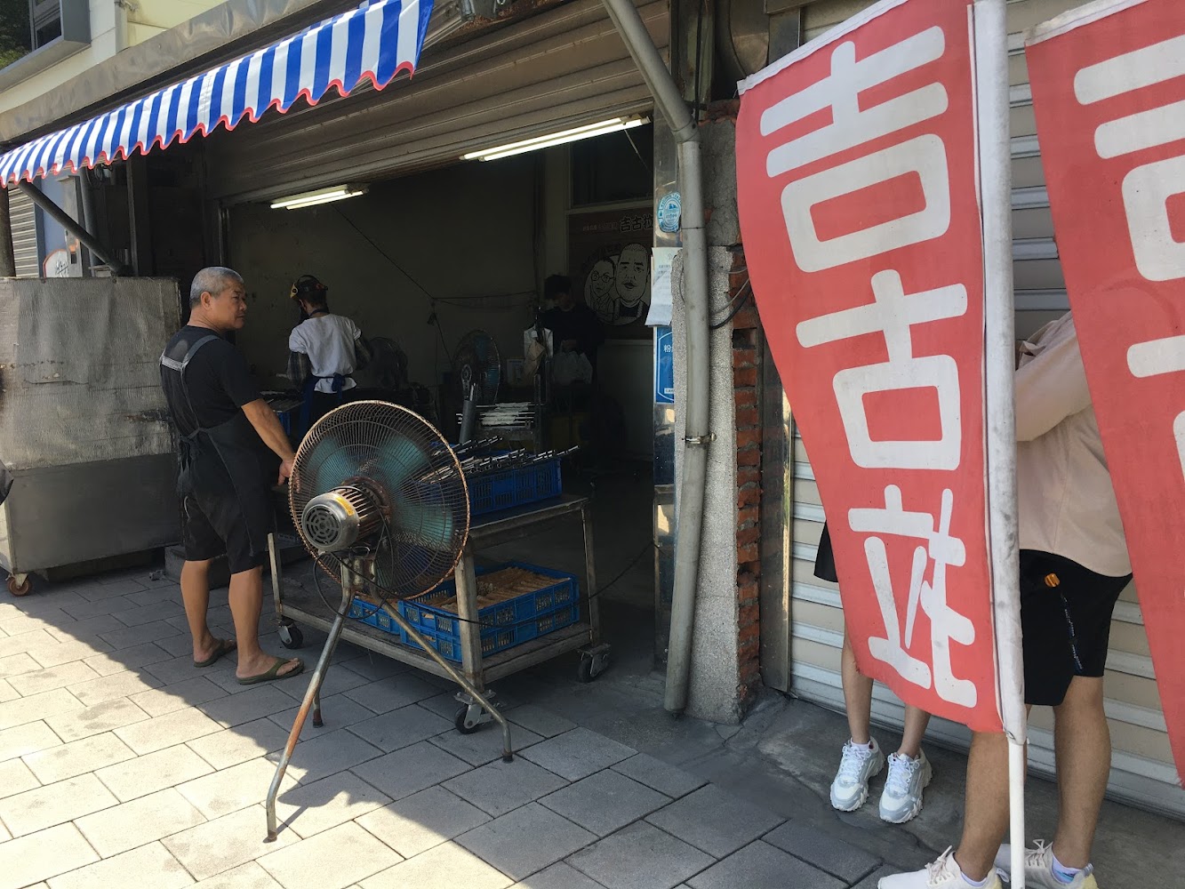 街邊小吃店排隊購買畫面