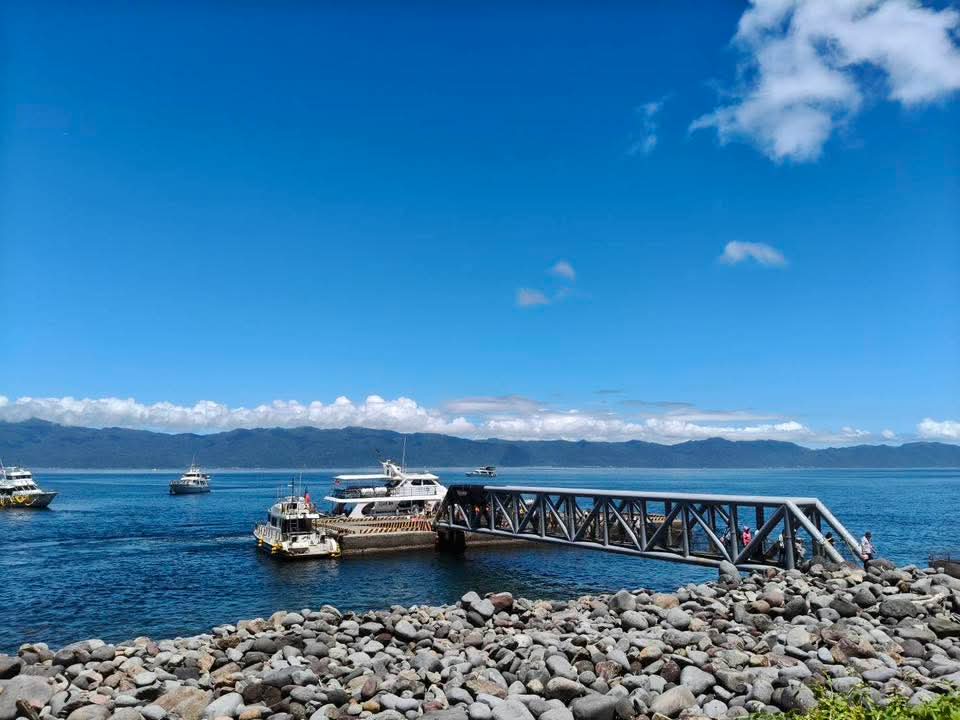 海邊碼頭停泊船隻與棧橋場景