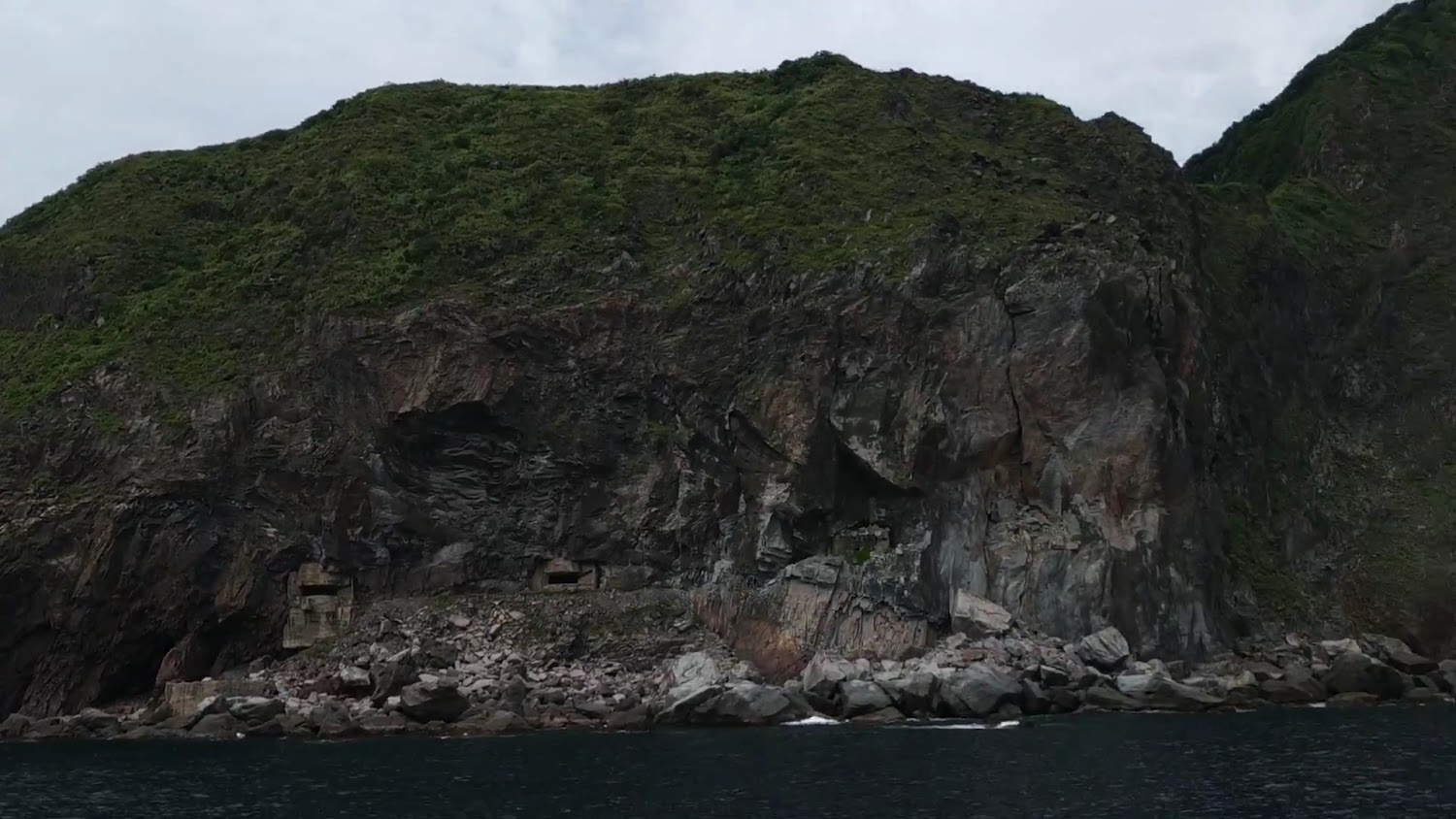 龜山島海邊巨大岩石山坡與混凝土遺跡