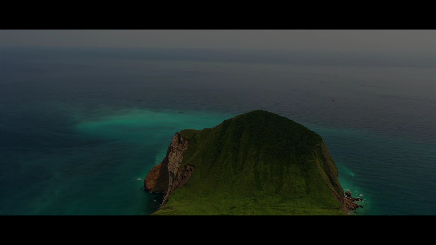 龜山島山坡與前方碧藍海景