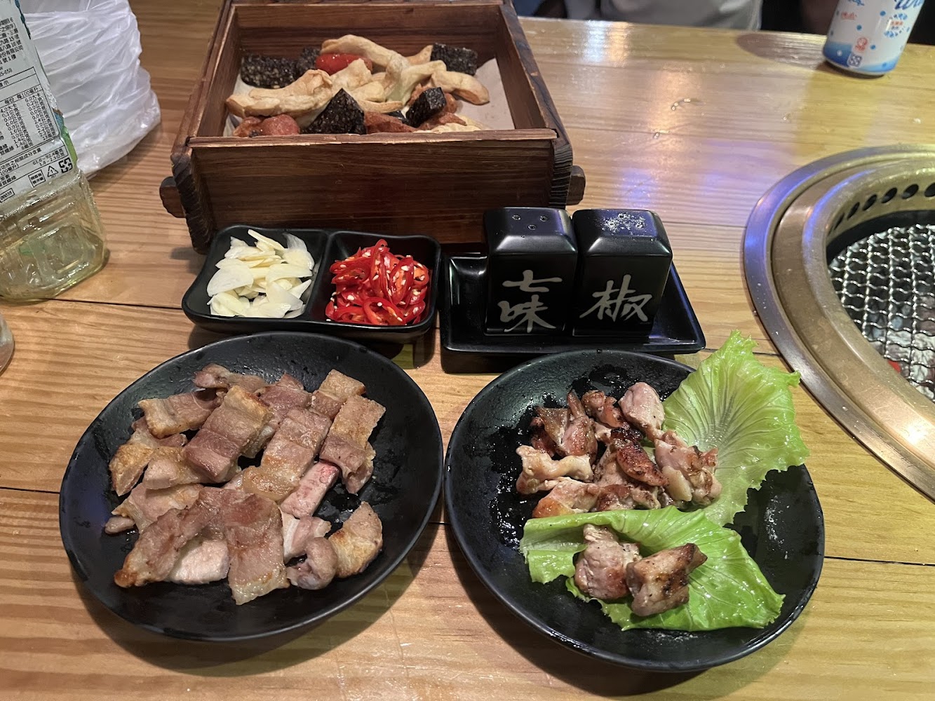 米炭火燒肉小酒館中壢店燒烤桌面有雞肉炸物與調味料