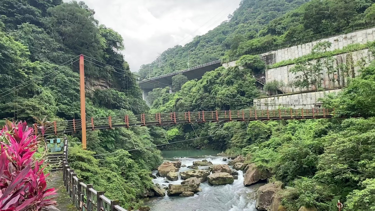 淡蘭吊橋橫跨溪流