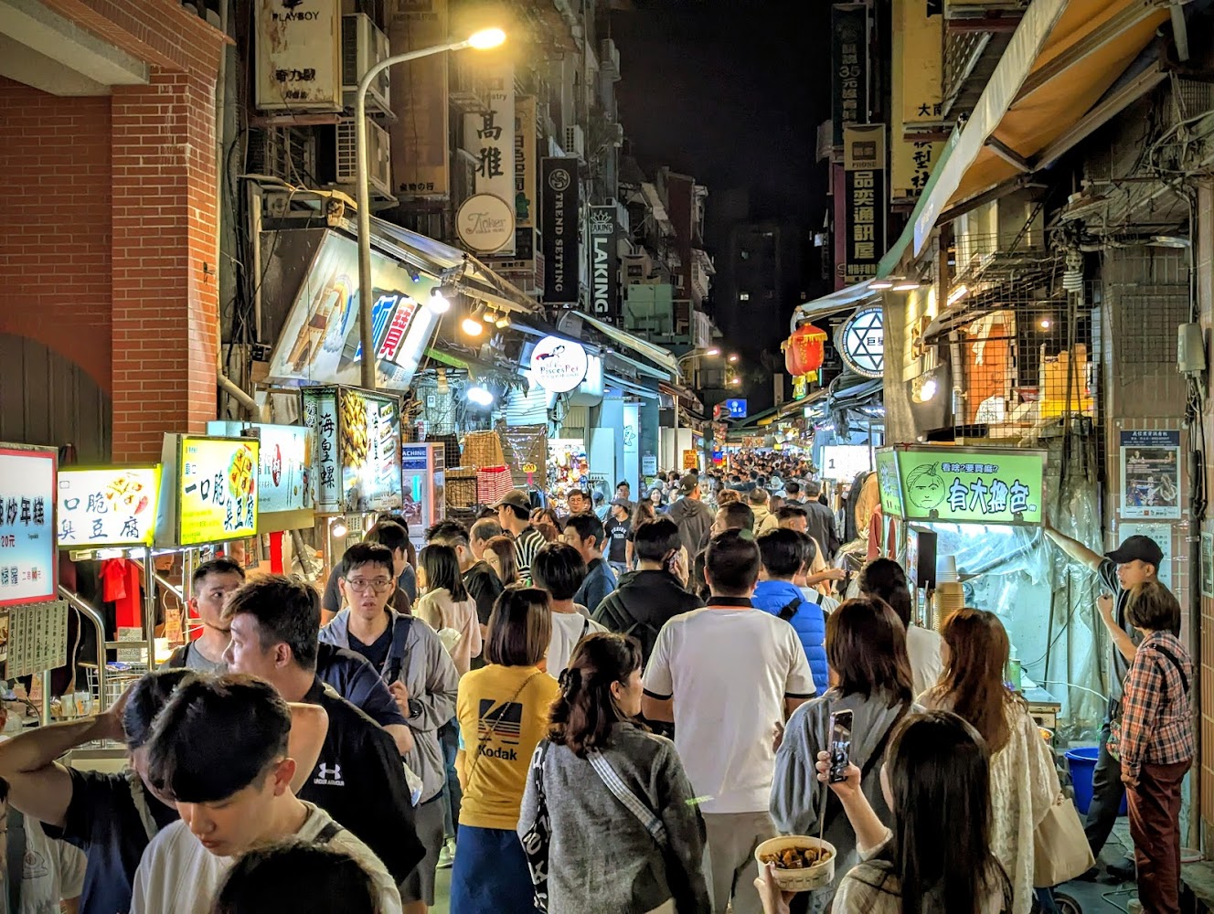 士林夜市街道滿滿人潮與小吃攤位