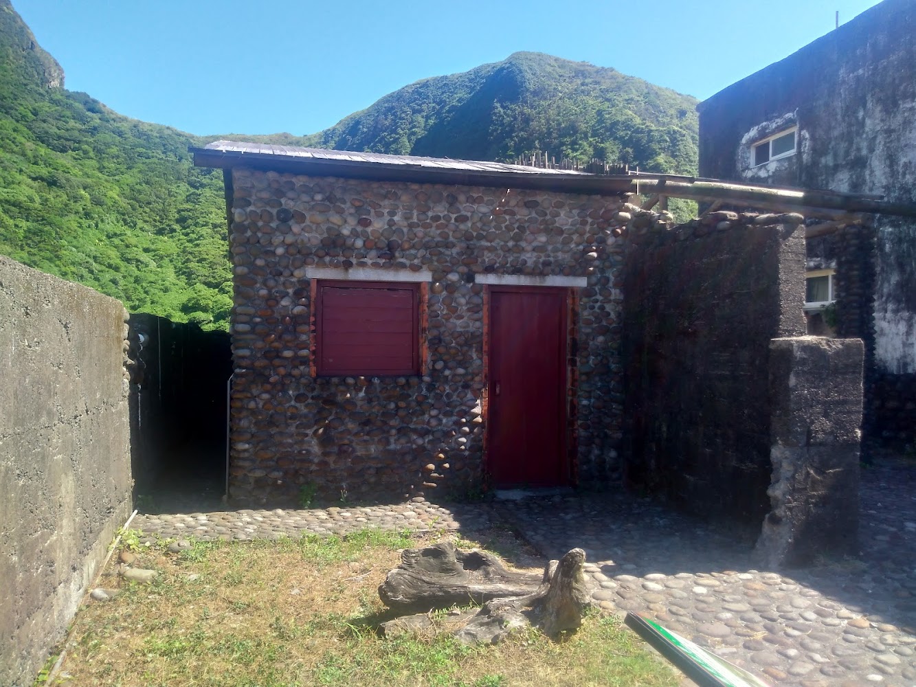 鵝卵石小屋與綠色山丘