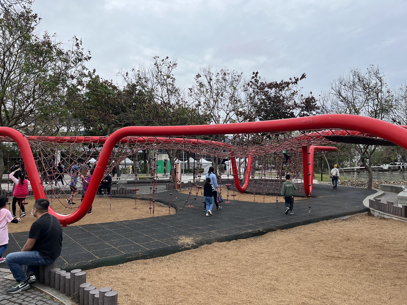 台中鰲峰山運動公園大型紅色攀爬繩網遊樂設施，兒童大人嬉戲其中