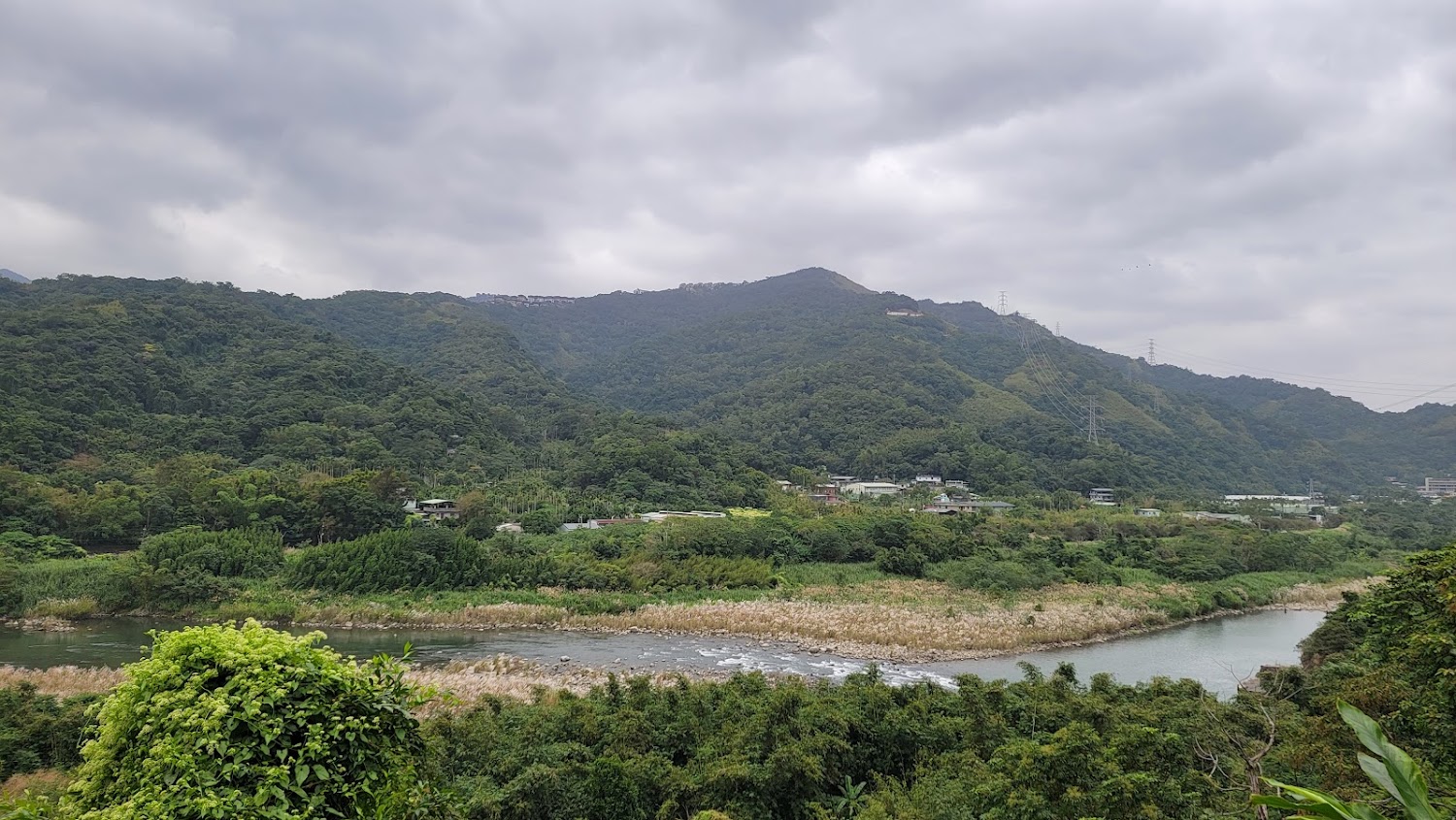 山林河流與聚落遠景
