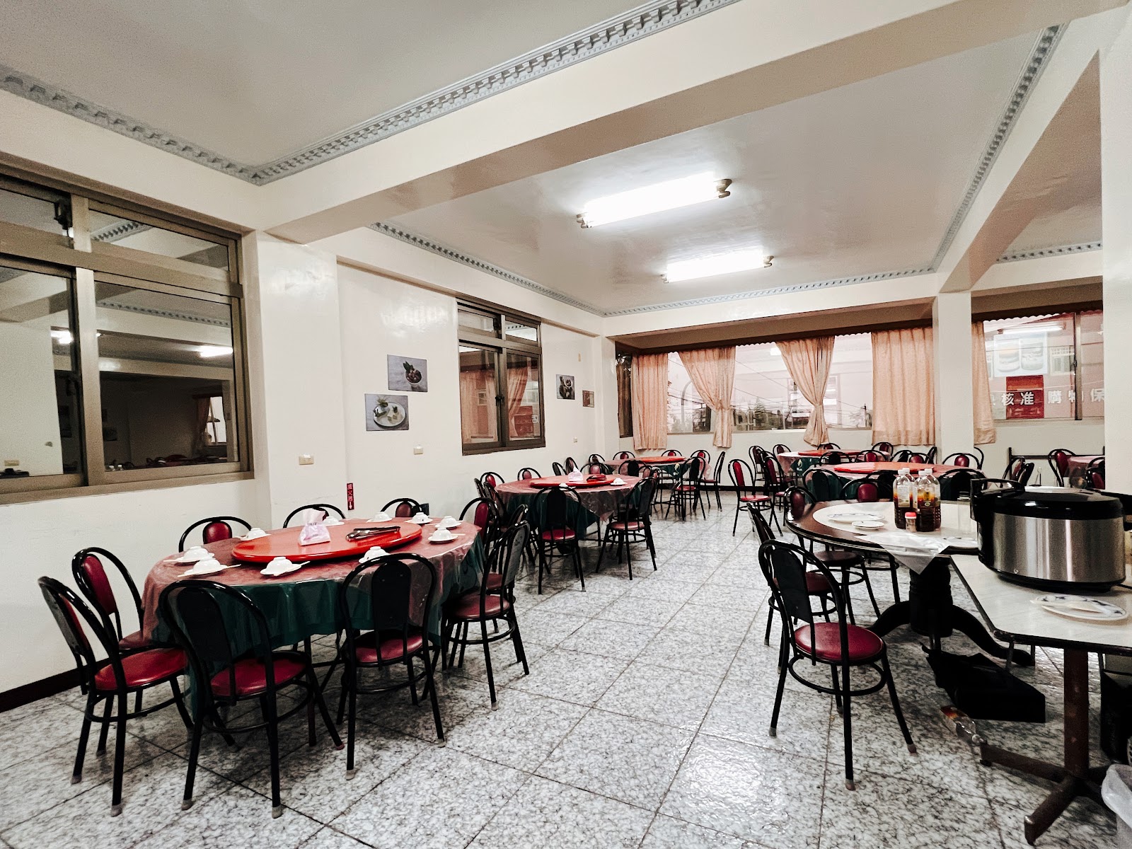 林園茶香美食田媽媽餐廳內部,嘉義山城圓桌椅擺設整齊