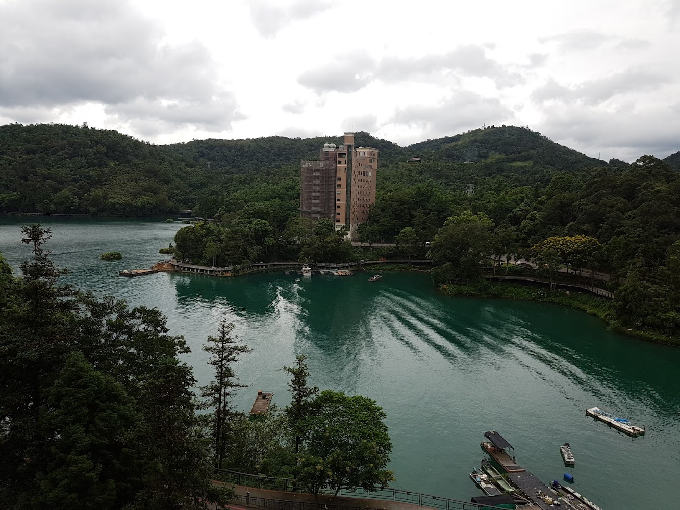 翠綠湖泊與高樓建築船隻停泊