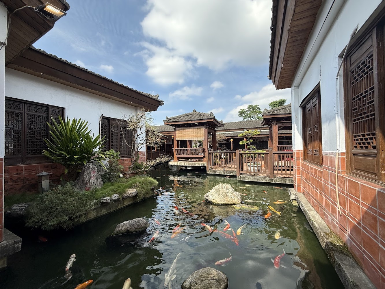 東園軒園林餐廳中式庭院與錦鯉池