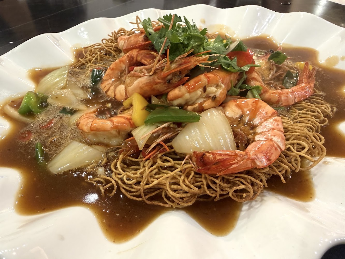 海鮮廣東炒麵,上面鋪有鮮蝦與蔬菜