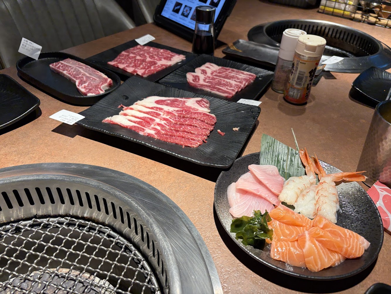 吃肉肉燒肉專門店中壢店桌面生牛肉與生魚片組合