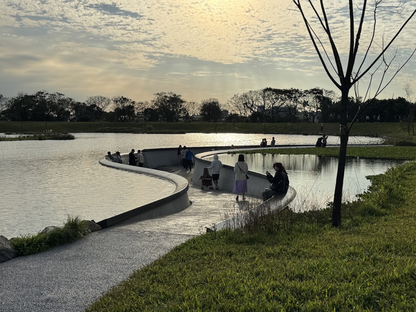 蜿蜒步道環繞湖面與散步人群